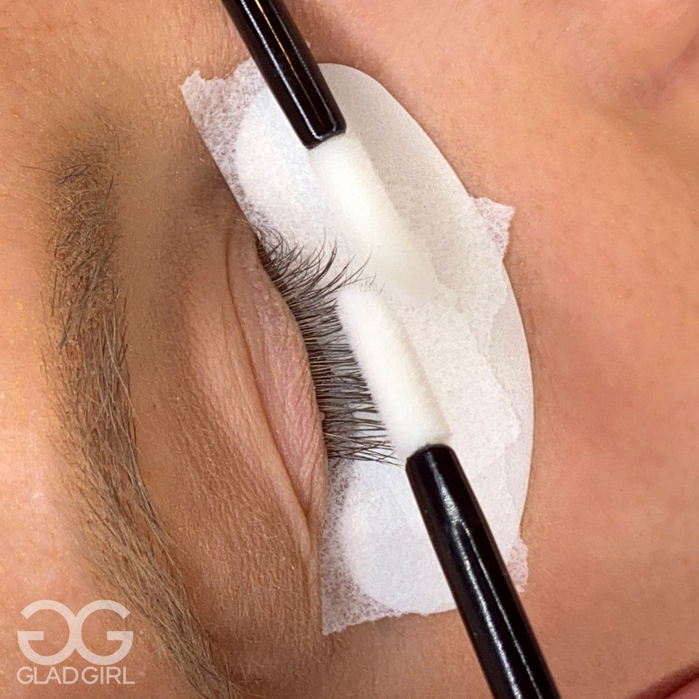 Disposable flocking applicator used on client's lash extensions close up
